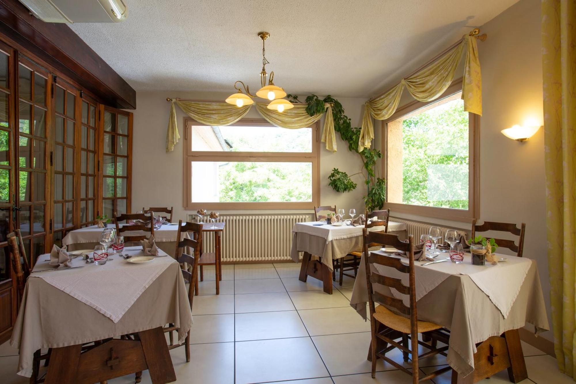 Logis Hotel Restaurant Du Pont Ambialet Kültér fotó