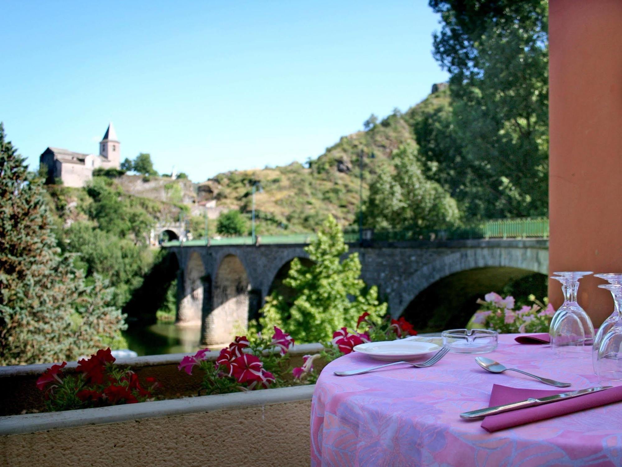 Logis Hotel Restaurant Du Pont Ambialet Kültér fotó
